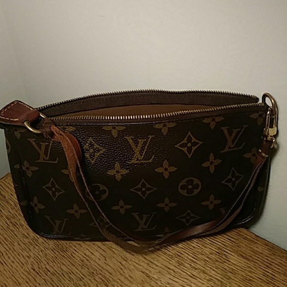 LOUIS VUITTON - Picture 4 of 7